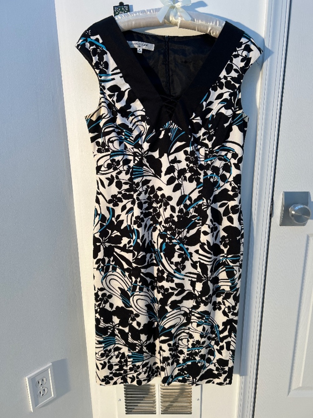 Evan Picone sleeveless midi dress
